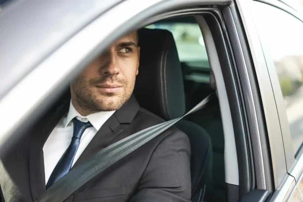 Chauffeur professionnel AllOVTC72 en costume pour transport dirigeants et VIP